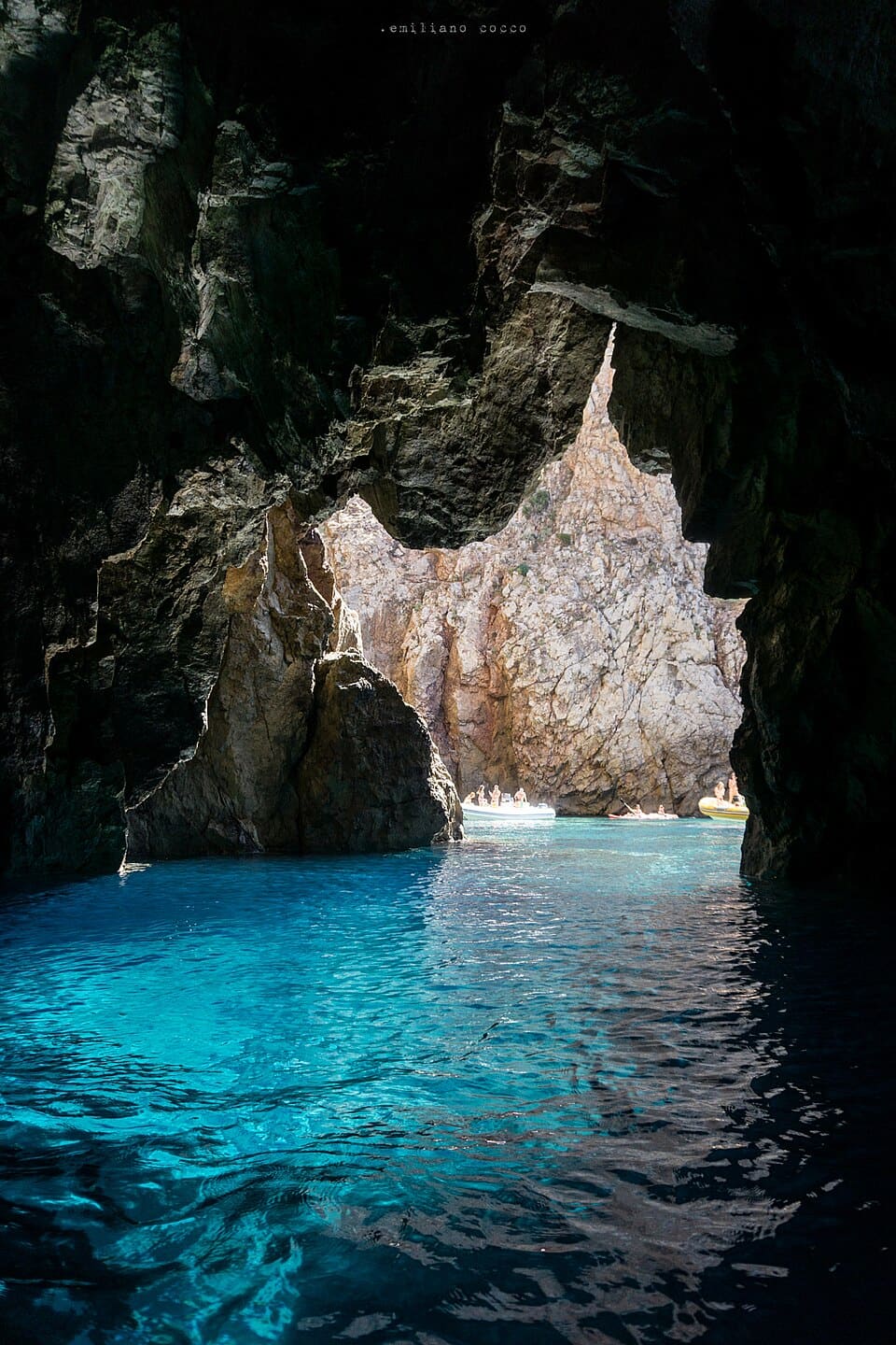 Grotta sul mare con acqua azzurra