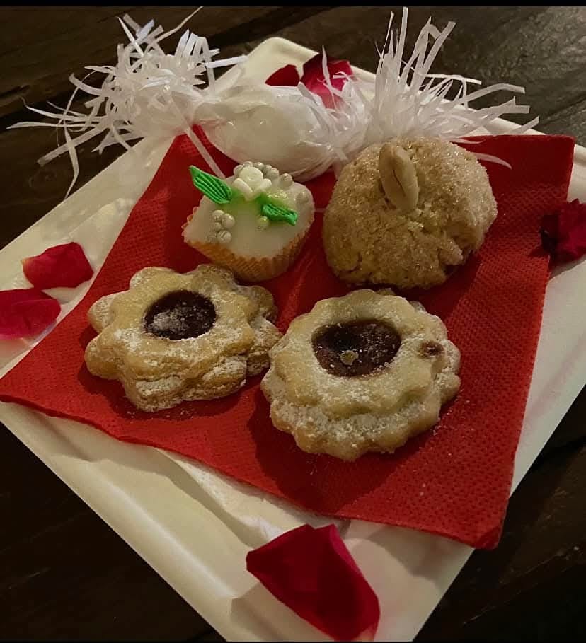 Dolci tipici sardi su un vassoio