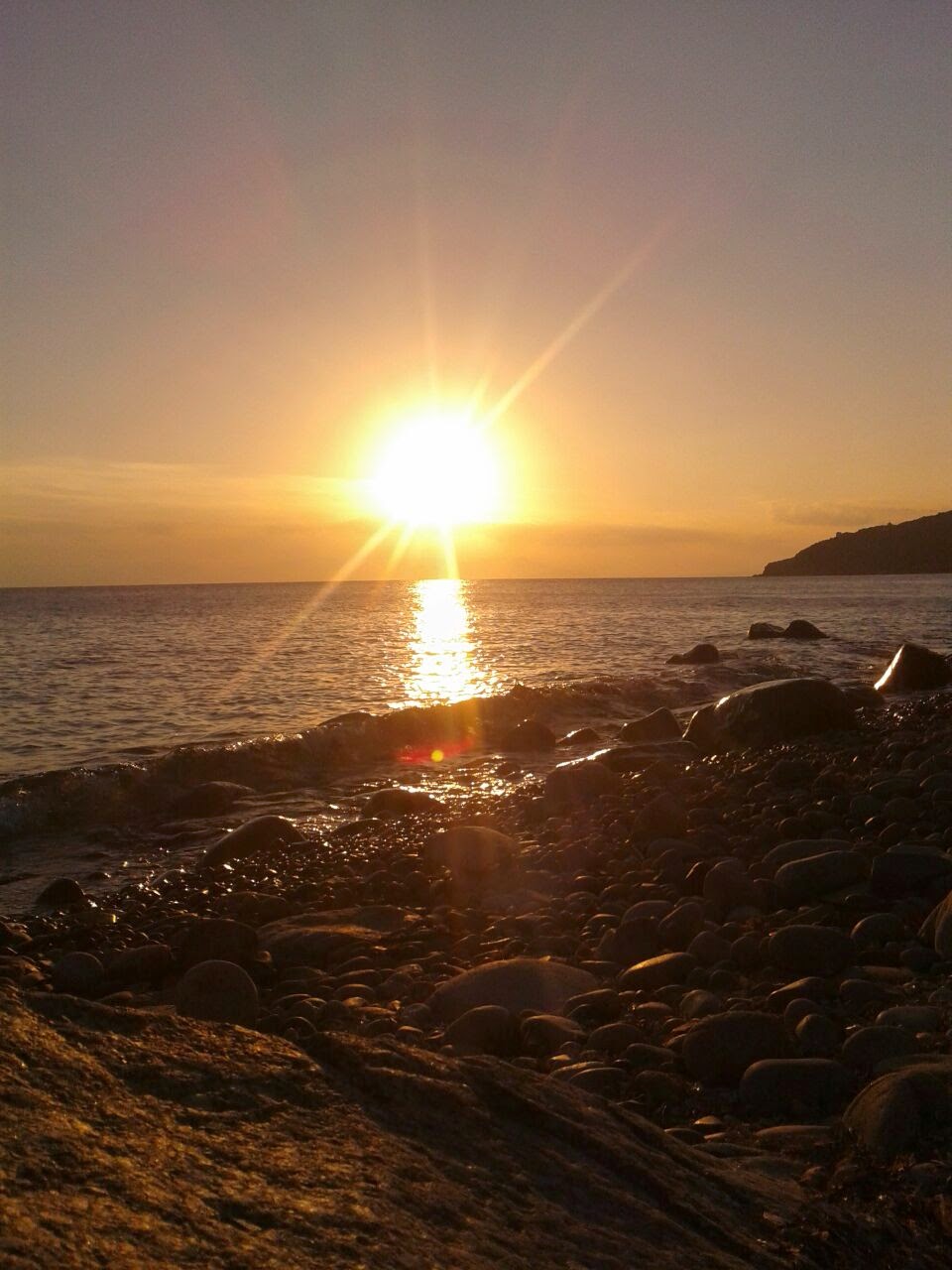 Tramonto sugli scogli