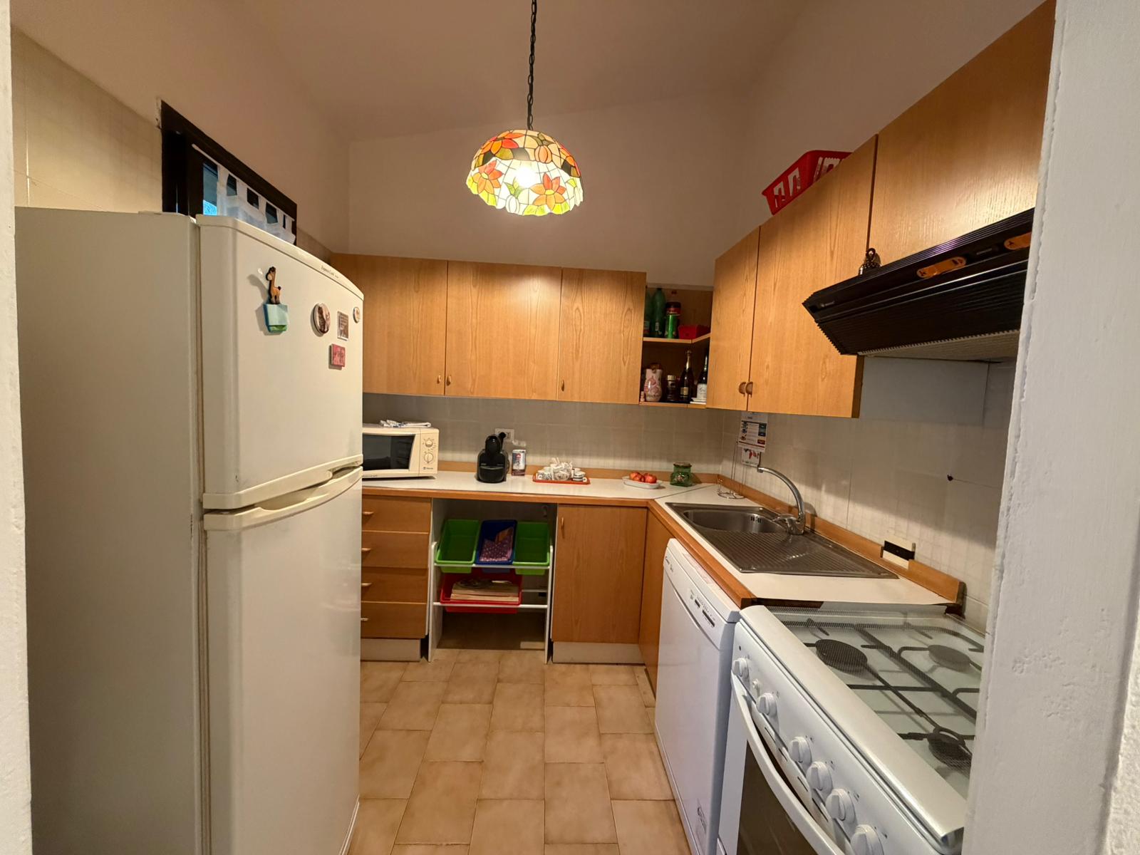 Cucina con frigorifero, piano cottura e lavastoviglie