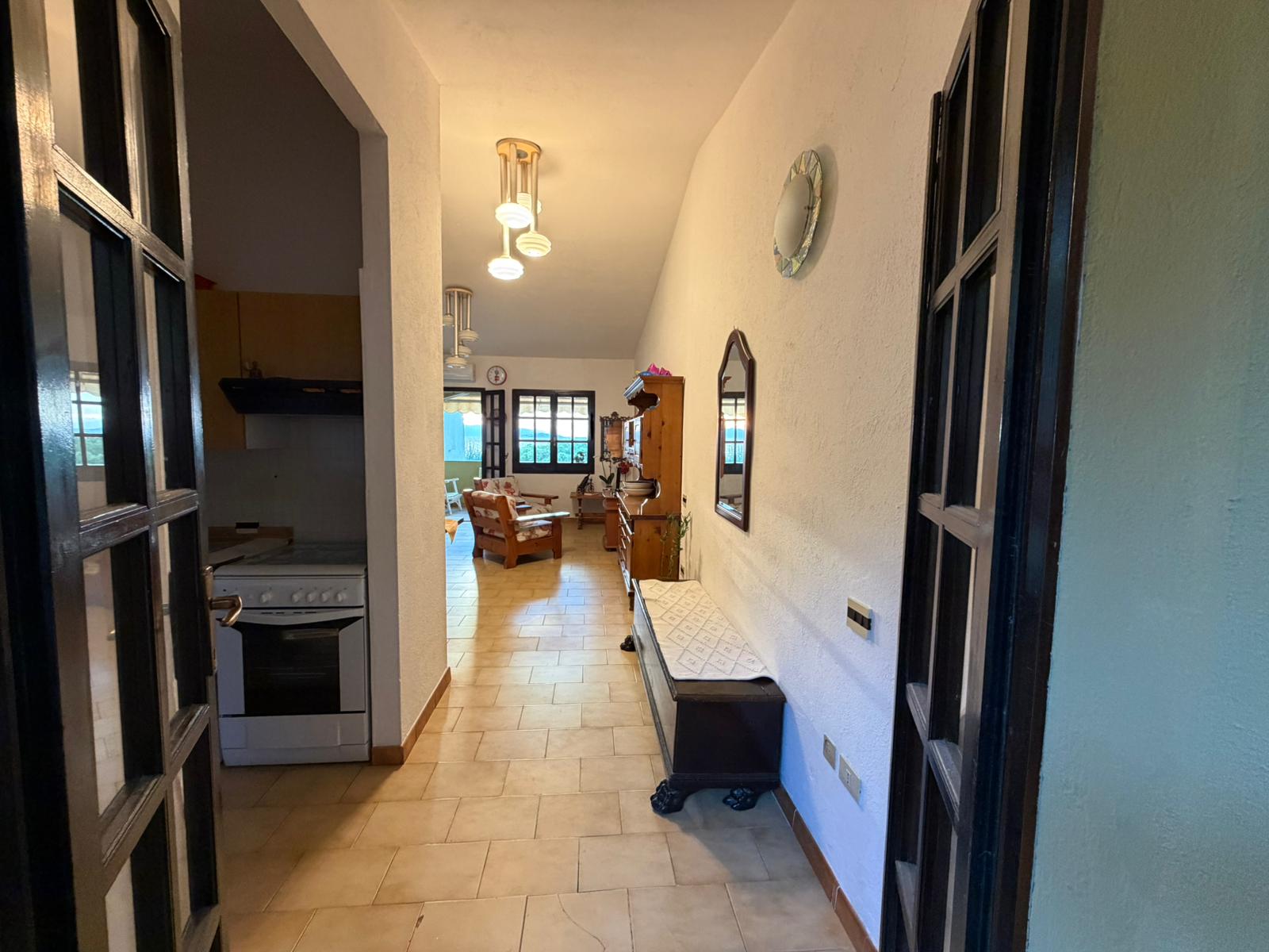 Ingresso con cucina e sala sullo sfondo