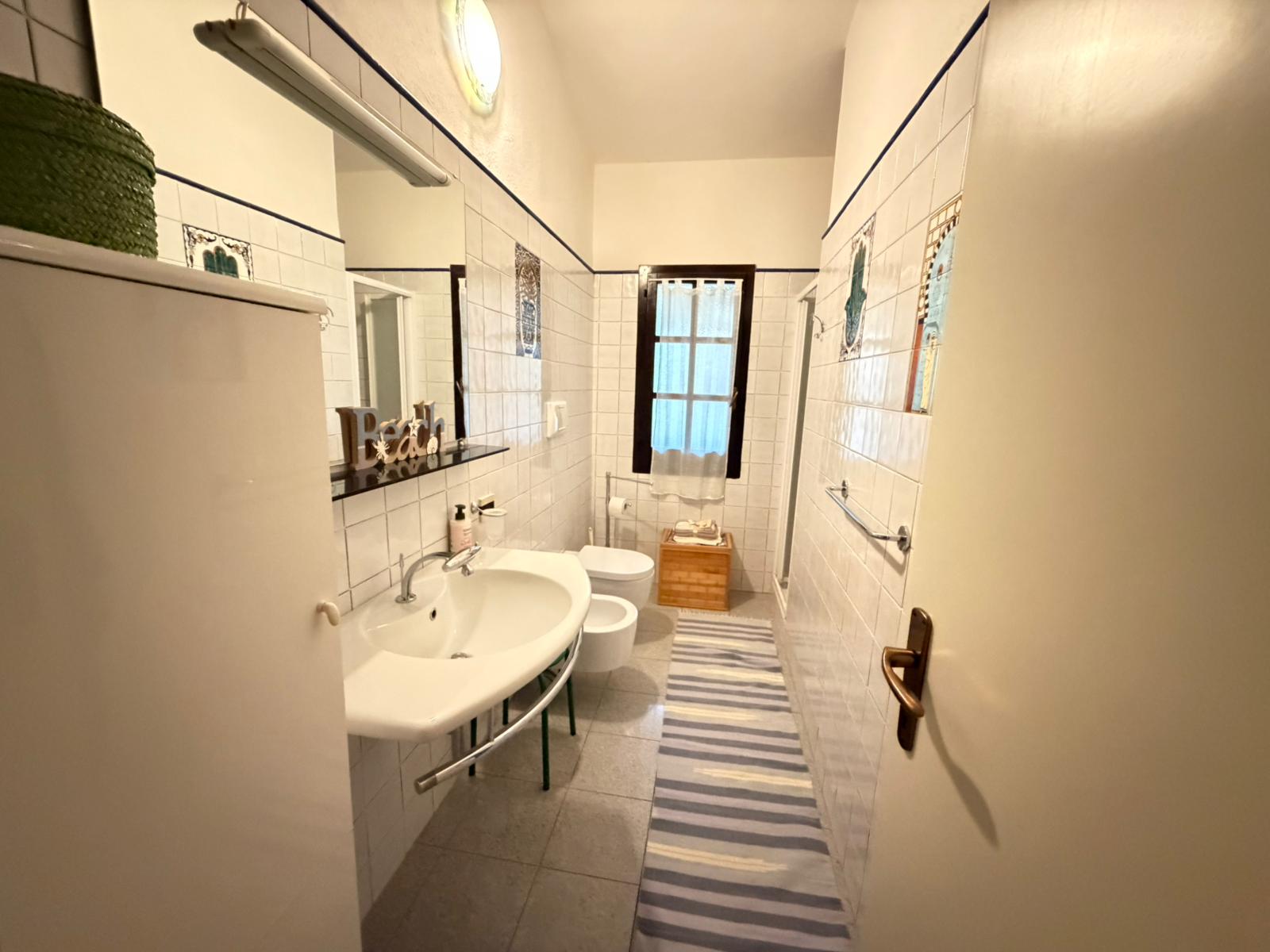 Bagno con lavabo e finestra