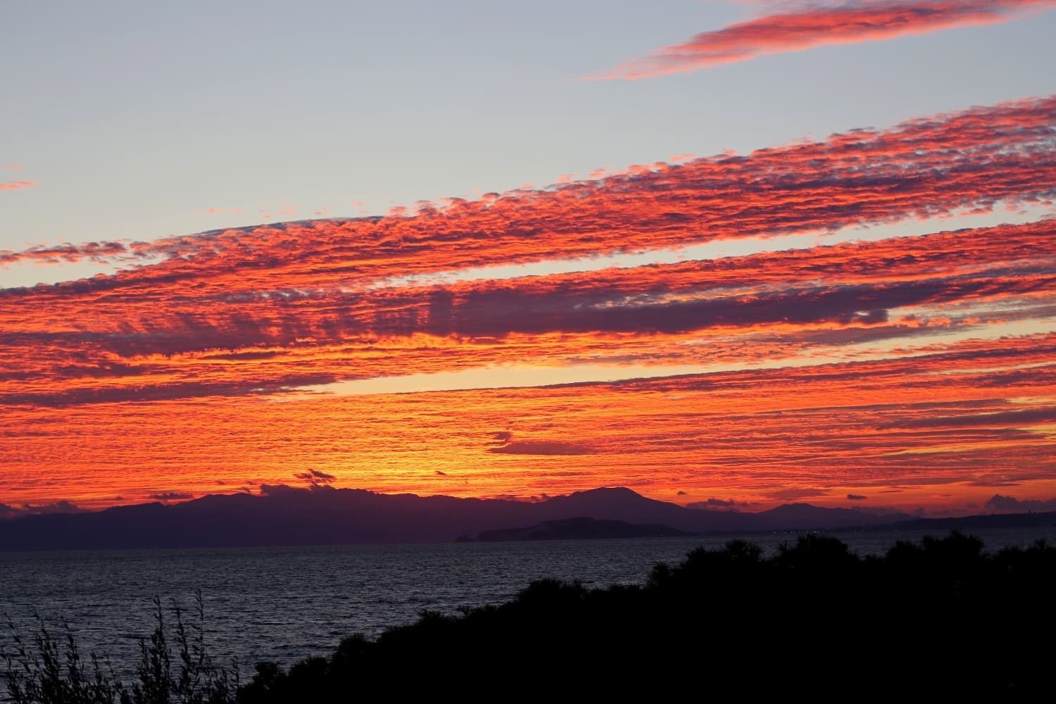 Nuvole rosse al tramonto sul mare