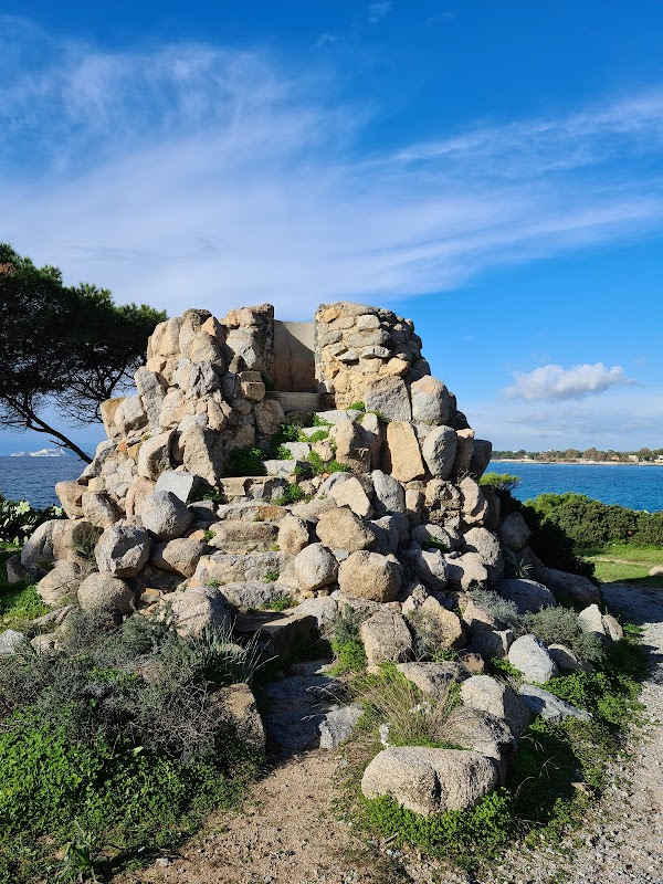 Nuraghe in pietra sul mare